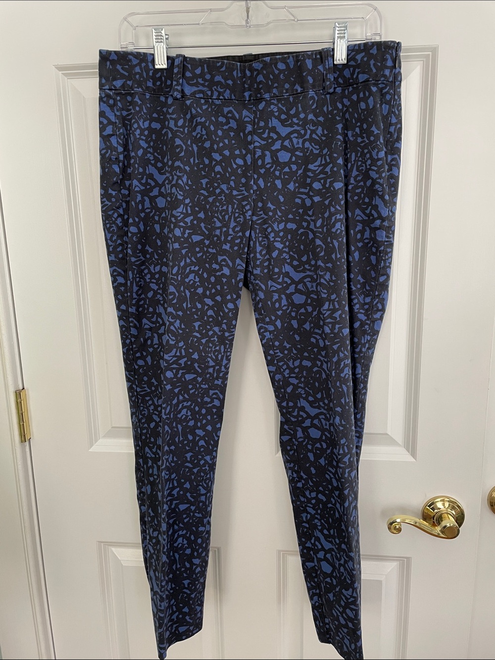 Ann Taylor Navy and Black Printed Ankle Pants size 8